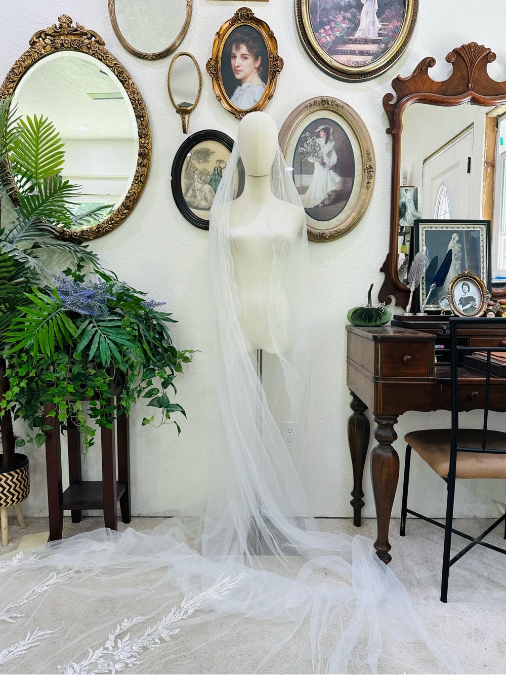 Elegant Long Bridal Veil in White - Classic Sheer Tulle